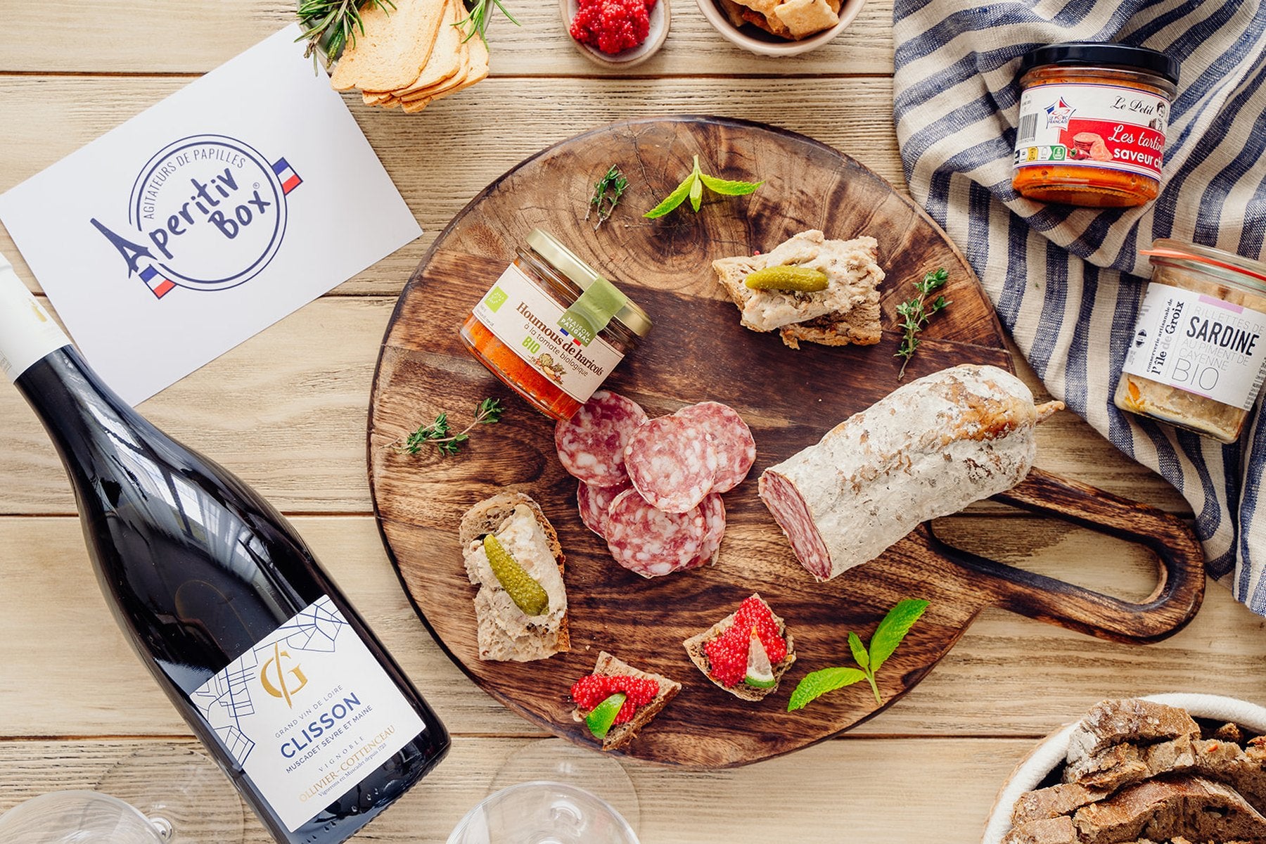 Box apéro Apéritiv’Box : planche de saucisson, rillettes, tartinables bio et une bouteille