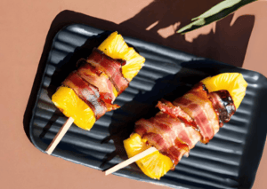 Bouchées d'ananas lardé au bacon croustillant