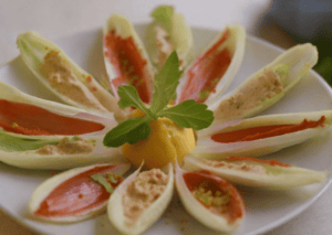 Barquettes d'endives garnies de mousse de poivron et de houmous