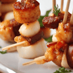 Mini brochettes de Saint-Jacques, kumquats et chorizo