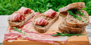 Croustilles au bacon et bâtonnets de fromage