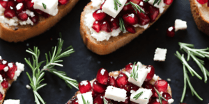 Crostinis à la feta, aux grains de grenade et au romarin