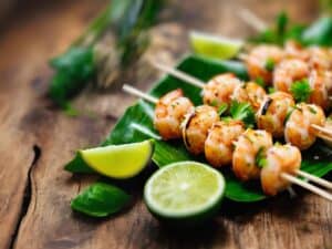 Brochettes de crevettes au citron vert et à la noix de coco