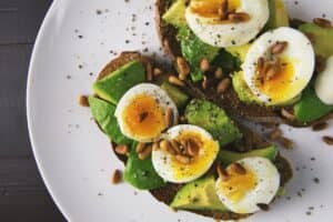 Toasts apéritifs à l'avocat et à l'œuf