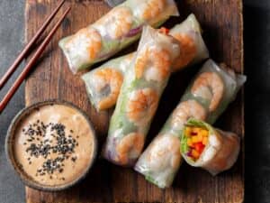 Rouleaux de printemps aux crevettes et sauce corail