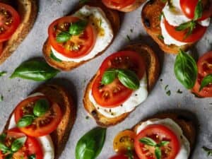 Bruschettas à la tomate et à la burrata