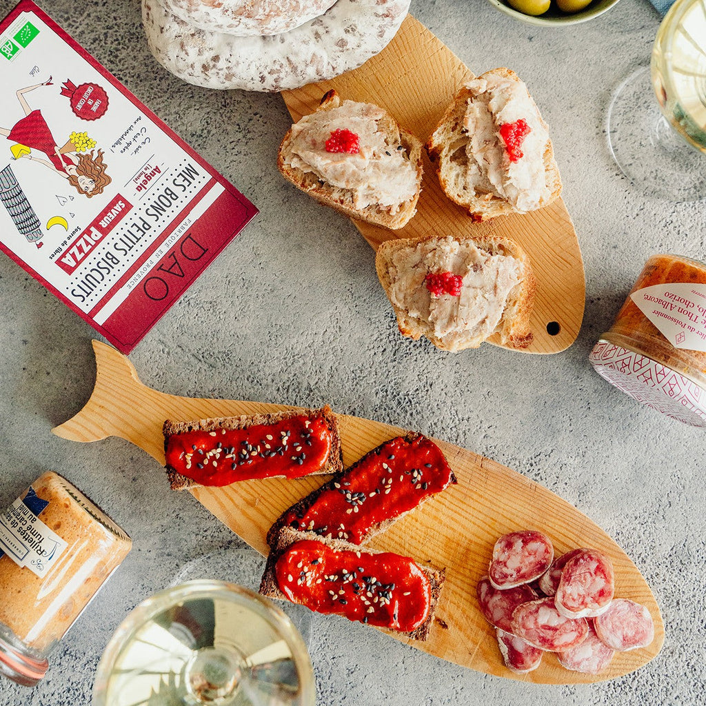 Planche apéritive Apéritiv'Box : tartines, rillettes, saucisson, biscuits apéritifs et vin blanc