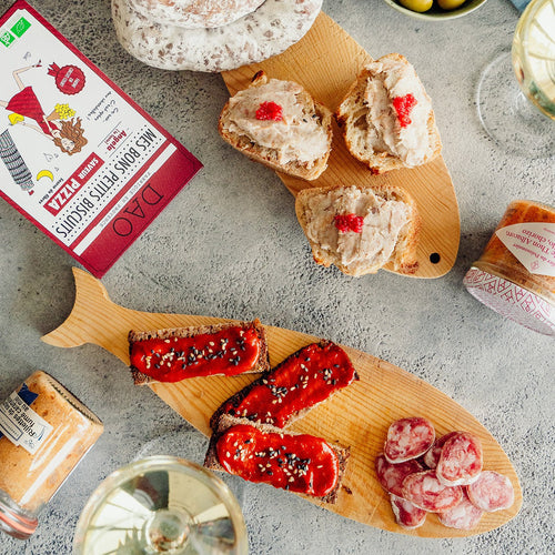Planche apéritive Apéritiv'Box : tartines, rillettes, saucisson, biscuits apéritifs et vin blanc