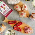 Planche apéritive Apéritiv'Box : tartines, rillettes, saucisson, biscuits apéritifs et vin blanc