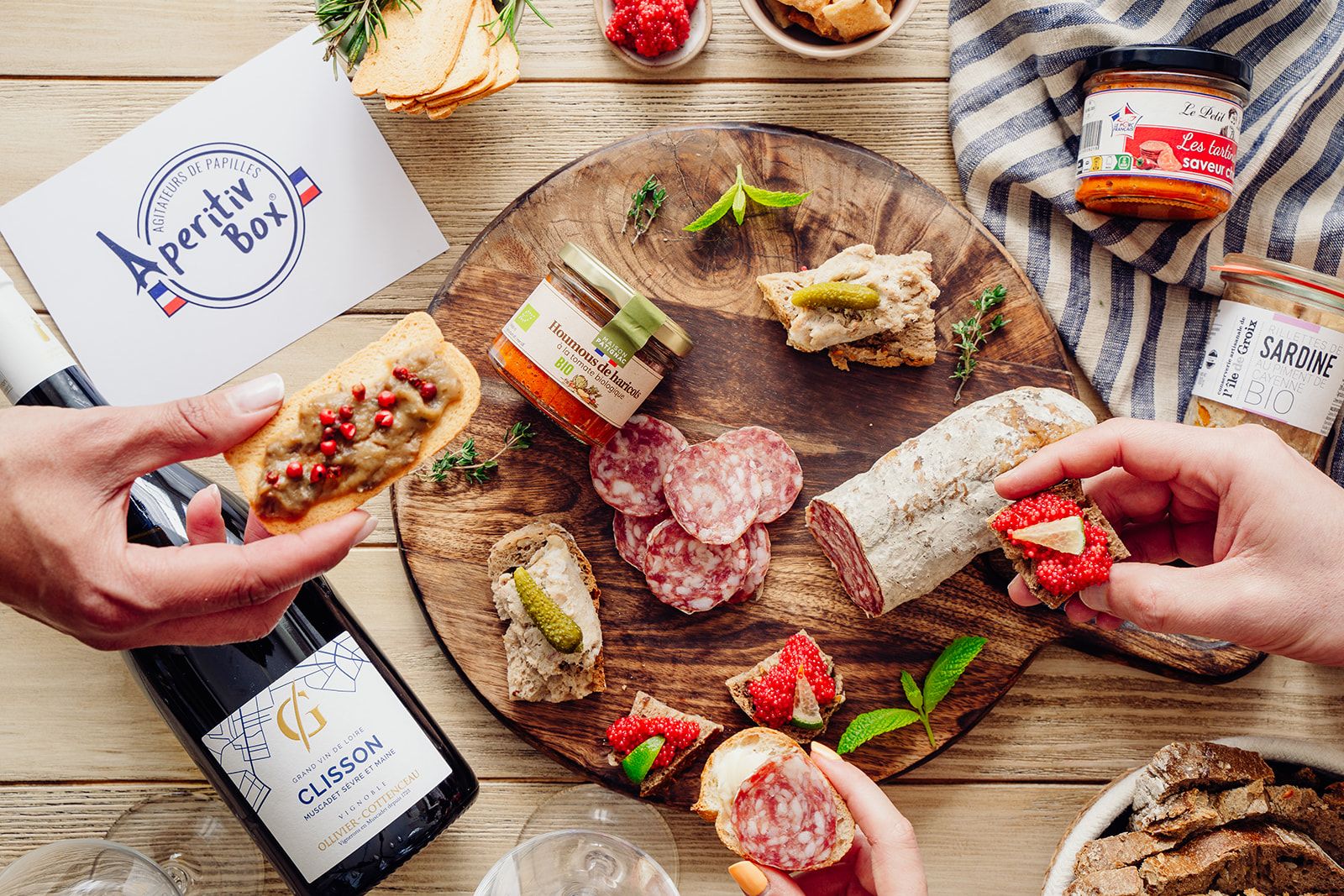 Box ap&eacute;ro Ap&eacute;ritiv&rsquo;Box : saucisson, tartinables, rillettes et muscadet de Clisson sur une planche