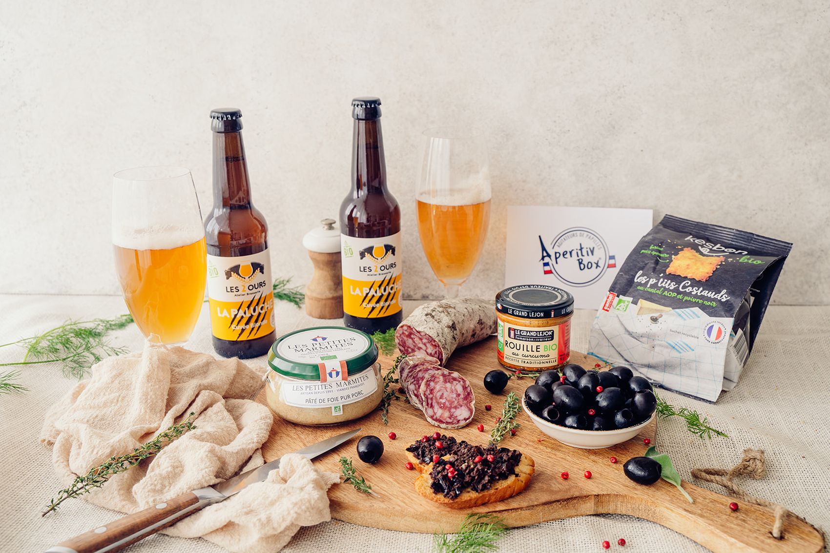 Coffret cadeau Ap&eacute;ritiv&rsquo;Box : bi&egrave;res artisanales Les 2 Ours, p&acirc;t&eacute; de foie, saucisson, olives et carte personnalis&eacute;e
