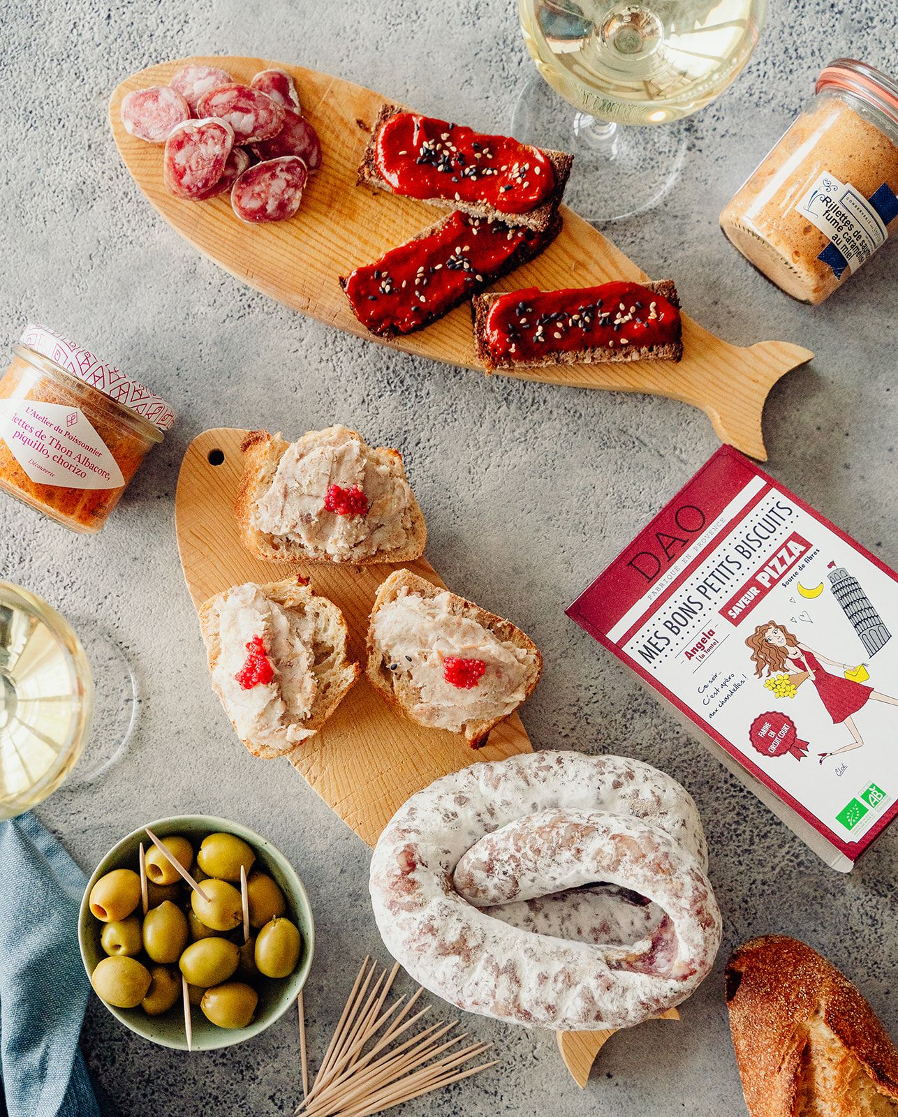 Produits d&rsquo;artisans fran&ccedil;ais : rillettes de la mer, saucisson, olives et biscuits ap&eacute;ritifs