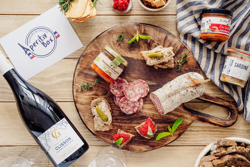 Box apéro Apéritiv'Box : planche de saucisson, rillettes, tartinables bio, biscuits apéritifs et une bouteille