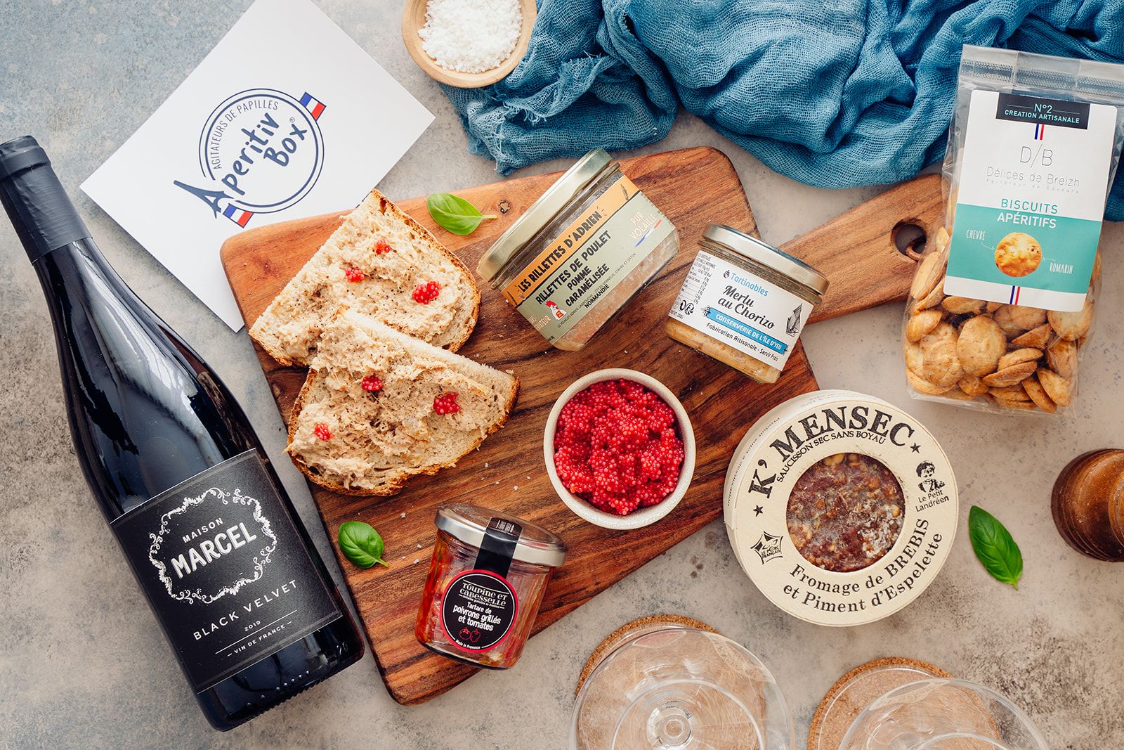Coffret ap&eacute;ritif Ap&eacute;ritiv&rsquo;Box : rillettes, saucisson, biscuits ap&eacute;ritifs et vin fran&ccedil;ais