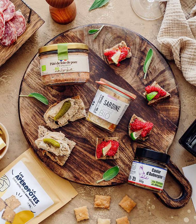 Produits d&rsquo;artisans fran&ccedil;ais : rillettes de la mer, saucisson, olives et biscuits ap&eacute;ritifs